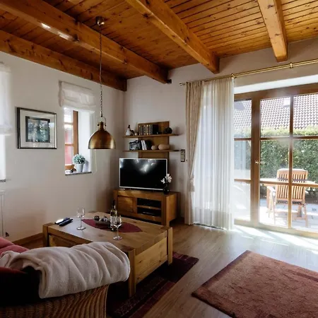 Henny: 6 Geh-minuten Vom Hafen. Privater Garten Holiday home Jemgum