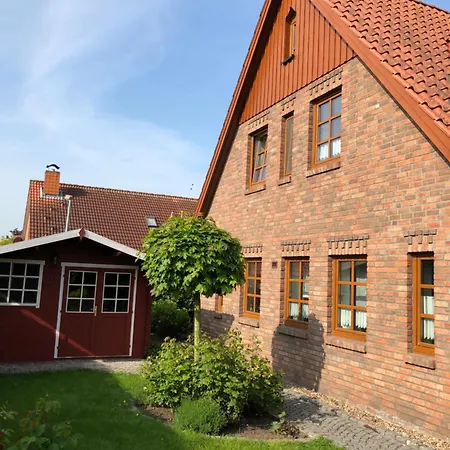 Henny: 6 Geh-minuten Vom Hafen. Privater Garten Holiday home Jemgum