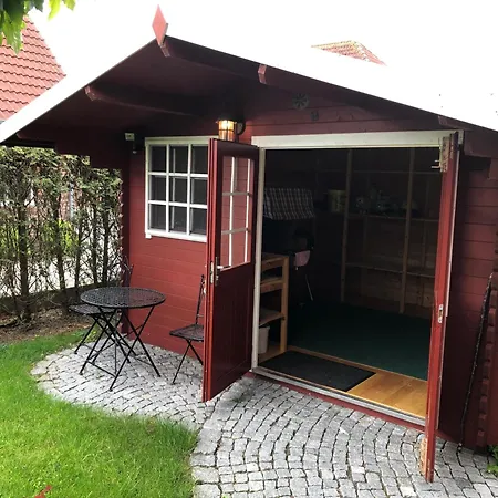 Henny: 6 Geh-minuten Vom Hafen. Privater Garten Dom wakacyjny *